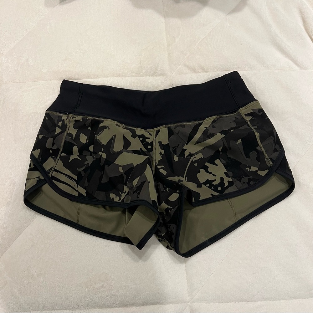 Lululemon Speed Short in Pop Cut Fatigue Green Black/Black